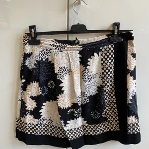 Kjol - Mycket fin kjol som slutar ovanför knät 