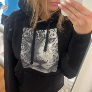 The cool elephant  - Säljer nu denna the cool elephant hoddie i strl s 🩷