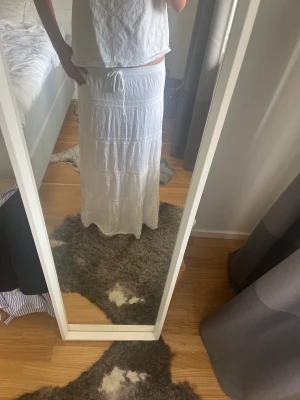 Långkjol  - En jättefin vit långkjol, är 168 cm. Köp direkt 