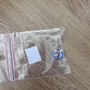 Navelpiercing  - Här är en snygg navelpiercing från Playboy, aldrig använt!😍