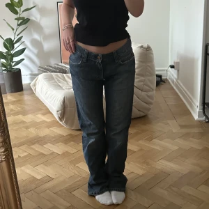 Carhartt Jeans  - Vintage Carhartt jeans i herrmodell, har målarfärg på ena benet. Tagg är borta så kan tyvärr inte se mått :( Jag är 160cm och bär vanligtvis XS/S, dessa passar väldigt bra på mig! (Lite långa) ⭐️