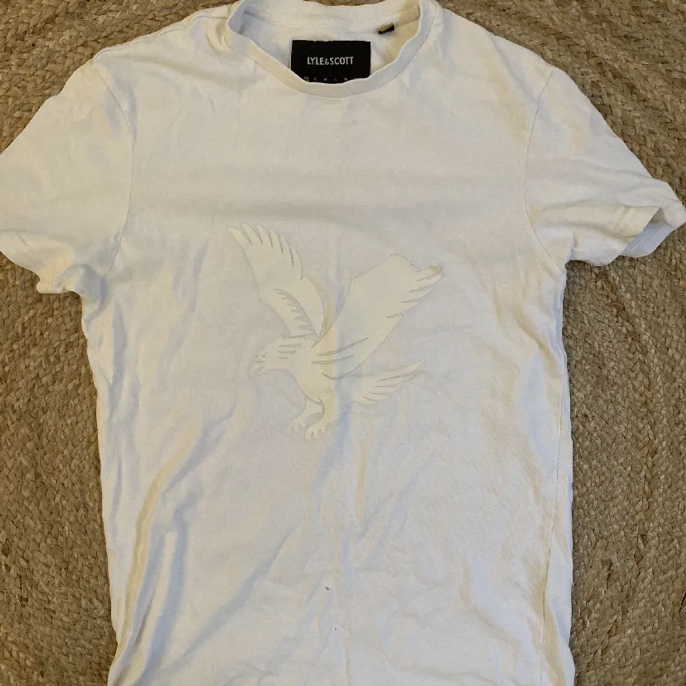 Jättefin Lyle&Scott t-shirt som är i bra skick förutom att en liten del av märket har lossnat lite av tyget men det går nog snabbt att limma. Storlek Xs men passar S💕 priset diskuteras!!!. T-paidat.