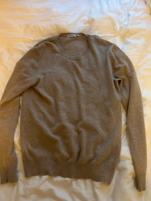 J.Lindeberg cashmere tröja - J.Lindeberg tröja gjord på 100% cashmere. Väldigt gott skick