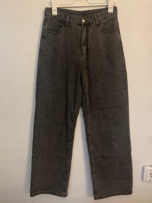Jeans - Gråa lite baggy jeans