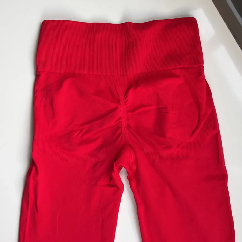 Säljer mitt fina röda set från Relode, i nyskick. Sportbh strl M, tights strl S. Nypris 1100. Jeans & Byxor.