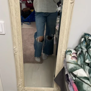 Blåa utsvängda jeans med hål  - As coola highwaist jeans med hål, bra skick och sitter jätte bra i midjan.