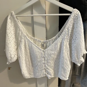 Blus - Vit crop top blus från Nelly, köpt för ca 2 år sedan! Fortfarande superfint skick