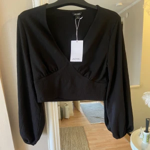 svart topp från monki - en timme svart topp från monki aldrig använd i storlek M