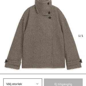 Arket kappa - Säljer min fina kappa från arket i storlek 38, skulle säga att den passar 34-40 apropå hur man vill att den sitter. Skick 9/10💌.       Nypris 2000!           Skriv för egna bilder❣️