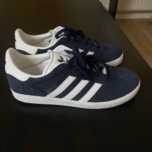 Marinblå Gazelle sneakers - Otroligt snygga skor, som nya, använda 2 gånger. Storlek 38/39