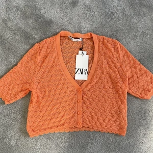 Zara topp - Säljer denna orange toppen för att den inte kommer till användning! Pris lappen är kvar och allt🩷🔥