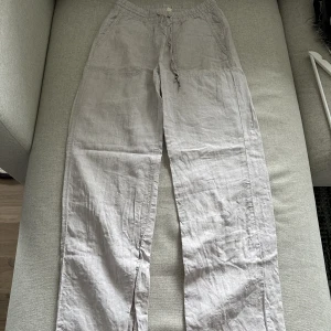 Linnebyxor  - Linnebyxor från esprit. De vanliga linnebyxorna, bra skick. 