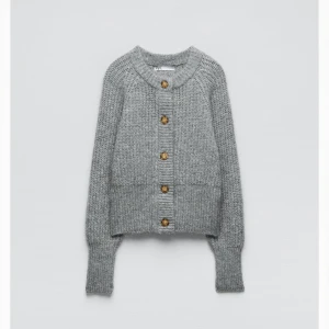 Stickad tröja - Kollar även intresset på denna stickade kofta från zara. Superfin men har inte kommit till användning så i mycket bra skick. Nypris är 400kr 🩶(andra bilden är lånad från filippzorz ig)