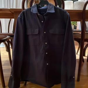 Overshirt - Säljer nu min overshirt från brothers för ja inte har så mycket användning av den, nypris är runt 1400 kr men säljer den för 550 kr, det är storlek M 