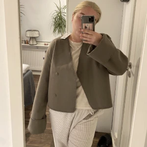 Jacka gina - Beige jacka i från gina