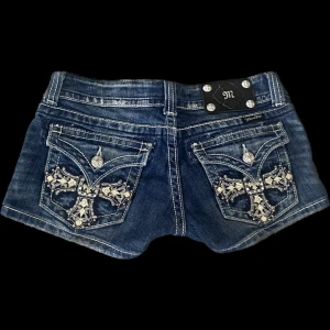Miss me shorts - Assnygga lågmidjade miss me shorts. Midjemåttet är 76cm runt om. Skriv om du har några frågor💗(använd gärna köp nu!)