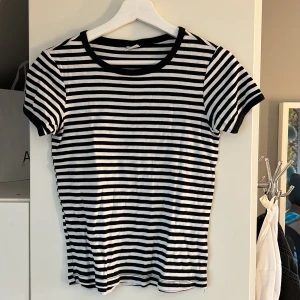 T-shirt  - Randig T-shirt från ginatricot. Storlek S💖