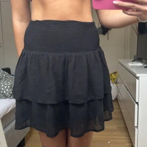 volangkjol - säljer denna svarta volangkjol från Kappahl!