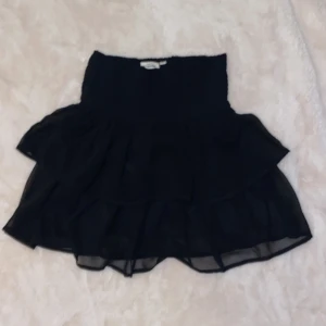 svart volangkjol från kappahl - säljer eftersom den är för stor, har använt den 2-3 ggr och den är som i nyskick💗