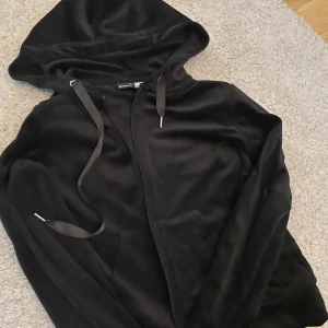 Svart kofta - Säljer en svart kofta från ginatricot i storlek Xs. Knappt använd✨💕