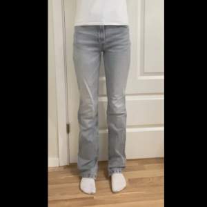 Ett par skit snygga gråa jeans från zara med slit längst ner. Skriv för fler bilder. Säljer då dom inte kommer till användning. Dom är helt slutsålda Storlek:32