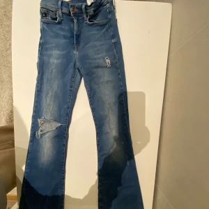 Utsvängda jeans - Utsvängda byxor i en stretchig, men thight modell som passar en 34 liksom 36! 