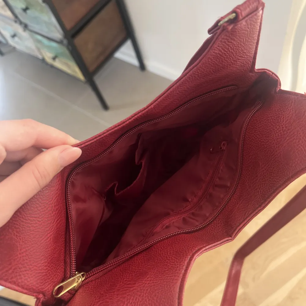 Säljer min jätte söt röd väska som tyvärr aldrig kom till användning. Köpte den på secondhand i Stockholm. Den är som ny. . Väskor.