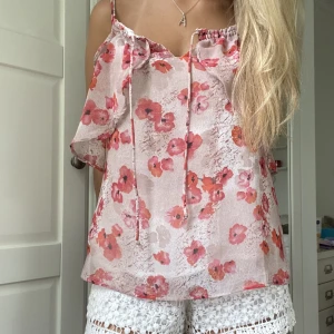 Mango linne - Supergulligt linne från mango med volanger i storlek xs 💓 Köpt second hand men inte kommit till användning. Skriv privat om du har fler frågor! 