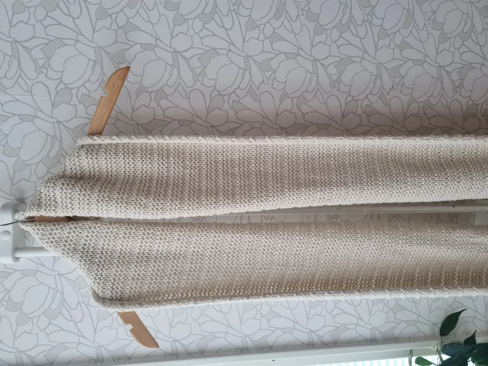 Nice and warm scarf used for one season. The colour is off white.. Övrigt.