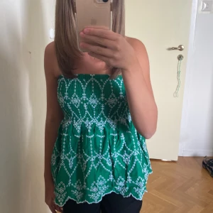 Kjol - En super söt grön kjol från ginatricot som man även kan använda som en topp, knappt använd🩷🩷