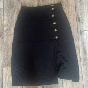 Tyg Kjol med knappar  - Säljer en tyg kjol med knappar