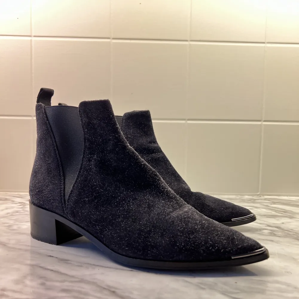 Tuftade mocka Jensen boots i mörkt blå/svart från Acne. Superfint skick, som nya. Normal i storlek . Kengät.