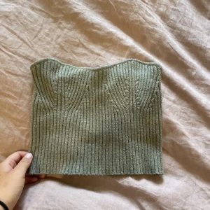 Stickad croptop - Stickad croptop från zara knappt använd, strl s