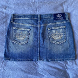 Jeanskjol  - En skit snygg jeans kjol från victoria beckham i ett svin bra skick.