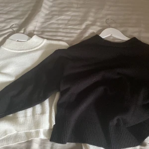 En svart och en vit stickad tröja - endast den vita säljs för 100, den svarta 150, köp båda för 200 