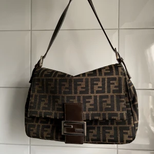 Fendi baguette bag - Intressekoll på min Fendi väska som jag köpte i en vintage butik i Milano. Dustbag medföljer. Har dessvärre inget som garanterar att den är äkta, inte heller något kvitto. Därav priset. Väskan är i otroligt fint skick och material. Fler bilder finns! 