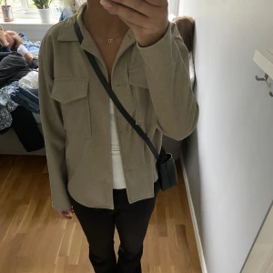 Snygg höstjacka!  - Säljer denna jackan från Zink i strl 32/24 men skulle säga att den sitter bra på en S. Har sprättat biet knapparna på ena sidan så man kan tyvärr inte knäppa den. Använd 1 gång. 