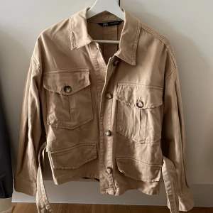 Beige jacka från ZARA - Beige jacka ifrån ZARA. Storlek XS Kom med pris :) 