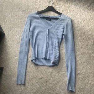 Tunn kofta - Gullig tunn kofta, använd en gång i storlek S! 💙