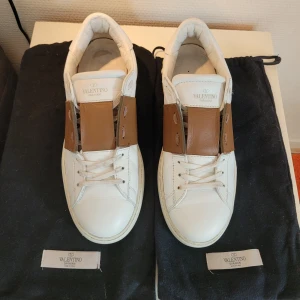 Valentino Open - Riktigt feta valentino open i mörkbrun färg. Sliten undersida Cond 8/10, dustbag ingår! OBS Äkthetsbevis finns!