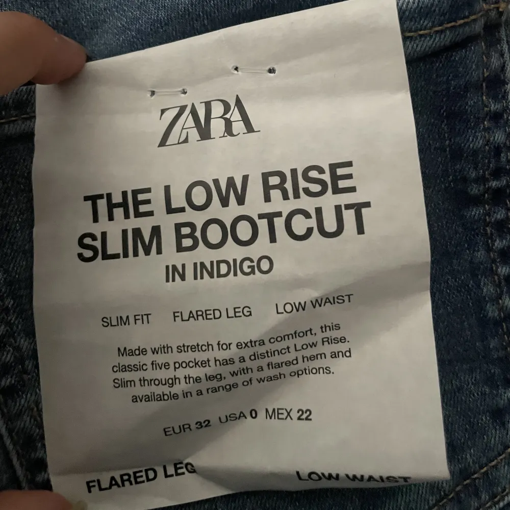 Förra blev lite fel eftersom folk budar utan att de vill ha den vilket e lite jobbig. Jag säljer de här trendiga zara lowrise bootcut jeansen på grund av att jag tog en storlek mindre. Det är helt nya med lappen kvar❤️. Jeans & Byxor.