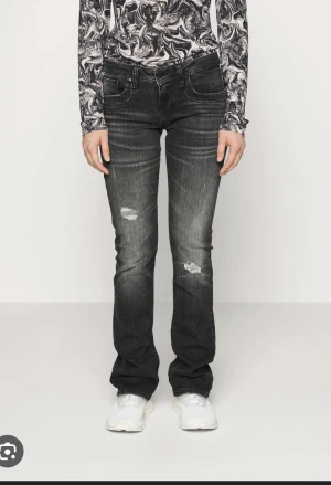 Svarta ltb jeans - Säljer mina svarta Ltb jeans i storlek w26 l32 som endast använts ett par gånger och säljer då eftersom de inte kommer till så stor användning. Skriv för fler bilder, BUD JUST NU PÅ 660kr💕 Köp direkt för 700kr