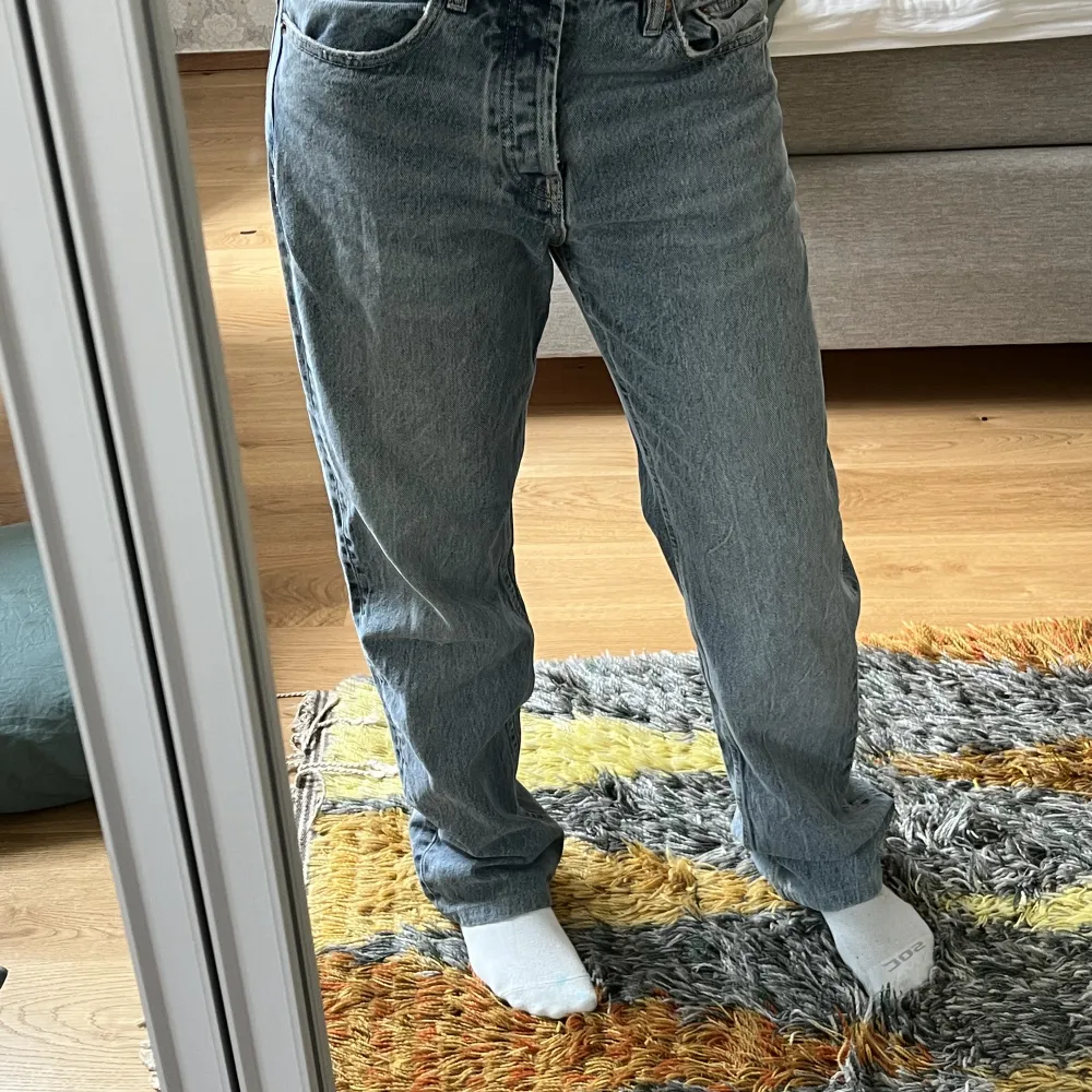 Säljer dessa jeansen pga att jag inte använder de mycket för det är inte riktigt mig stil längre. Den kan användas både high waist och low waist. Snygga och i bra skick💕💕. Jeans & Byxor.