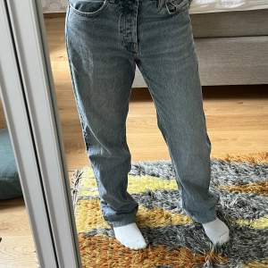 Säljer dessa jeansen pga att jag inte använder de mycket för det är inte riktigt mig stil längre. Den kan användas både high waist och low waist. Snygga och i bra skick💕💕