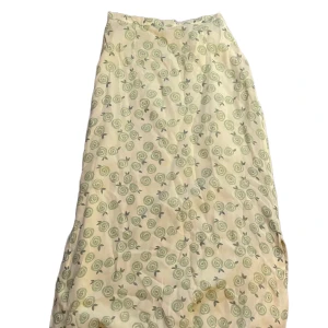 Gul långkjol - Gul långkjol med gröna rosor eller blommor på!💞