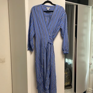 Bomulsklänning - H&M - Helt ny bomullsklänning från H&M. Den är oanvänd, mycket efterfrågad. Passar perfekt för sommar och vår!☀️passar lika bra för M storlekar! 