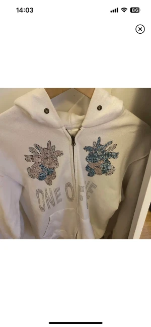 OneOfOne zip hoodie - Det är en vit oneofone zip hoodie. Den är en lite äldre modell som är svår att få tag på nu. Skicket är mycket bra den är lite använd. Det är storlek s. Nypris 1500kr