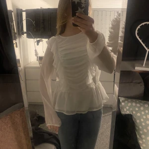 Intressekoll - Intresse koll på denna fina blus från Lindex i storlek 176 men passar mig med S Ge ett bra bud 💖