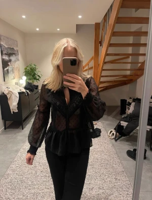 Blus  - Säljer denna fina blus från zara i storlek S. Köpte den på plick men säljer pga att den är för liten för mig tyvärr 💓 