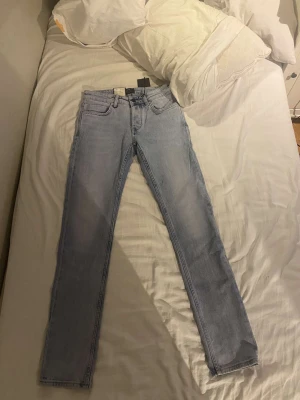 Jeans till salu  - Nyköpta jeans till salu!!! jeansen är från designer märket nuew. Dem är i perfekt skick dom har aldrig används. Dem är i skinny passform och är i storlek 29:32. Dem går för 1400Kr nypris, Priset kan diskuteras